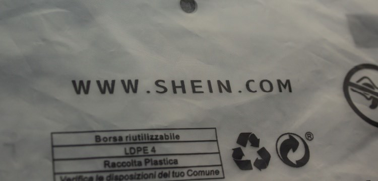 שקית משלוח של אפליקציית SHEIN