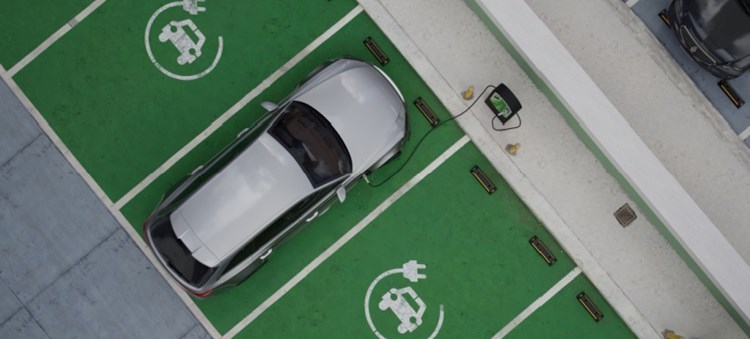 רכב חשמלי בטעינה. צילום: שאטרסטוק