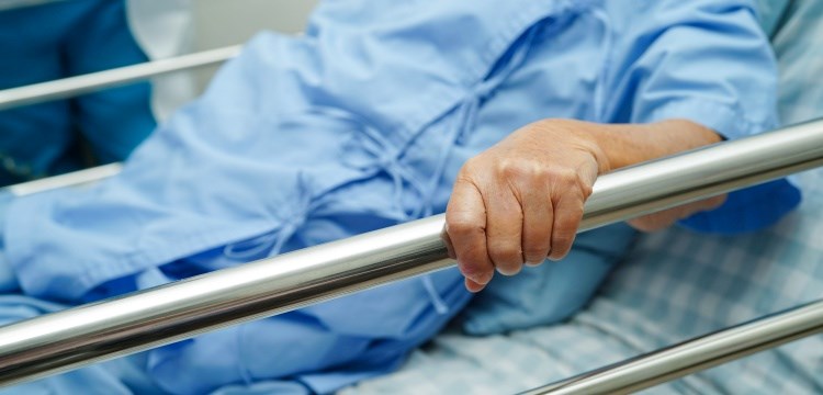 טיפול בקשישים בבית חולים. צילום: שאטרסטוק