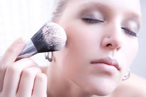 תכשירים קוסמטיים ורפואיים לטיפול בבעיות עור - תמונת אווירה