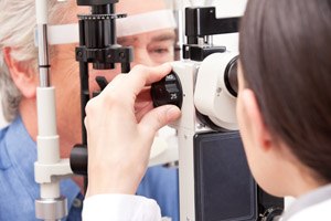 וידאו: ניוון רשתית הקשור בגיל-תמונה