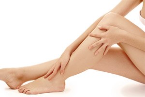 ורידים בולטים ברגליים: מתי לטפל?-תמונה