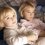 תאומים: שניים אוחזין בצעצוע-תמונה