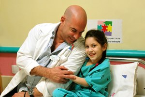 שירה בת ה-8 יחד עם ד'ר רן שטיינברג. קרדיט לצילום: דוברות מרכז שניידר