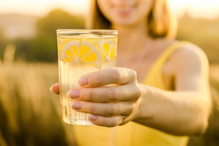 שתיית מיץ לימון סחוט עם מים חמימים על בטן ריקה עשויה להועיל