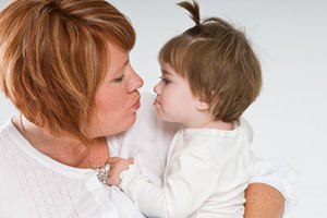 פעוטה שאפה עלים (אילוסטרציה)