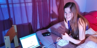 שי בת ה-17, בעת שימוש במערכת אוטומטית האחראית להזרקת האינסולין. צילום: דוברות מרכז שניידר