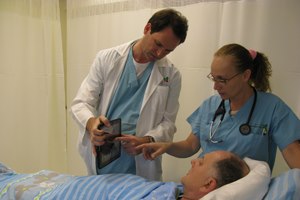  פרופ' רן קורנובסקי וד'ר חנה וקנין אסא עם מטופל. צילום: בי'ח בילינסון 