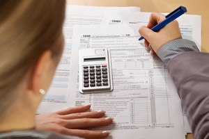 המעסיק יוכל לבדוק את אישור המחלה של העובד (אילוסטרציה)