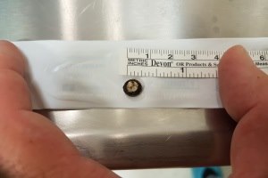 סוללה נשלפה מאפו של פעוט