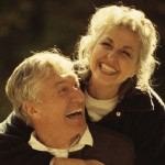 סבא וסבתא על מזוודות-תמונה