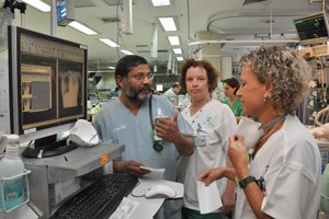 הרופא ממומבאי חוגג ברחובות-תמונה