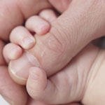 אמהות שמחות יותר פירושן תינוקות שמחים יותר