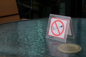 יורחב איסור העישון במקומות ציבוריים