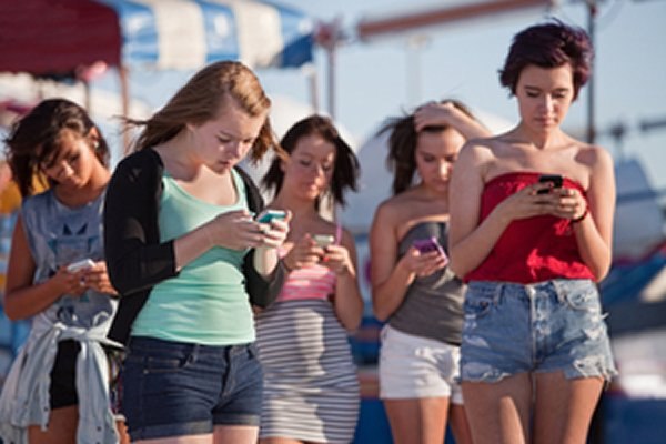 כאבי צוואר וגב: הסמארטפון אשם?-תמונה