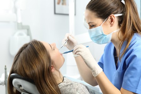 על רופא השיניים ליצור קשר עין מתמיד עם המטופל. צילום: שאטרסטוק