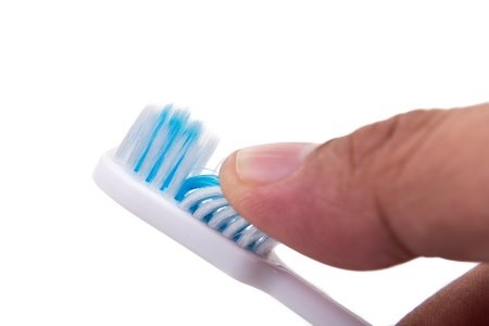 מומלץ להקפיד להשתמש במברשת שיניים רכה ובלתי אגרסיבית. צילום: thinkstock