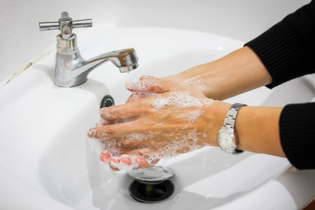 על נשים שלא נחשפו לנגיף ה-CMV להקפיד על רחיצת ידיים. צילום: שאטרסטוק