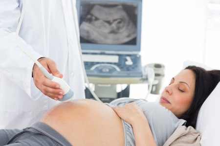 במקרה של הדבקה בזמן הריון יש להקפיד על מעקב אולטרסאונד. צילום: שאטרסטוק