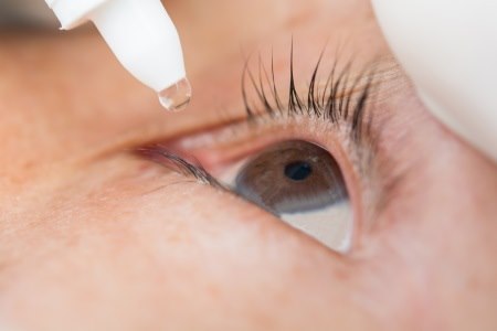 הטיפול בעין יבשה יכלול שימוש קבוע בטיפות תחליפי דמעות. צילום: thinkstock