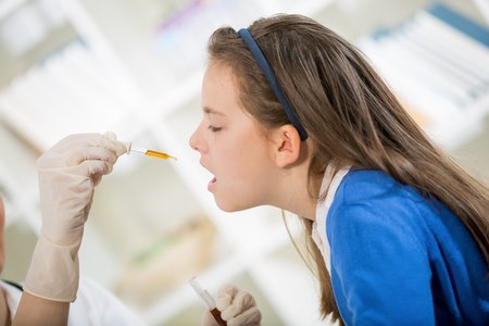 הטיפול ההומאופתי ביבלות ויראליות ניתן כטיפות דרך הפה. צילום: שאטרסטוק