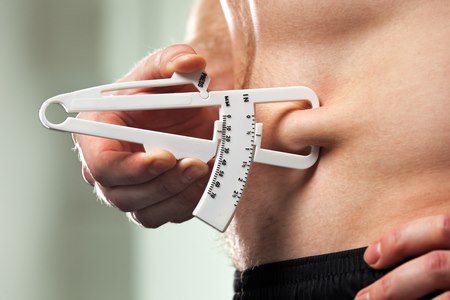 אחוז שומן גבוה קשור להיארעות בעיות בריאותיות שונות. צילום: שאטרסטוק