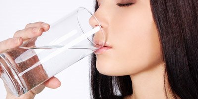 איך לשתות יותר מים (אילוסטרציה)