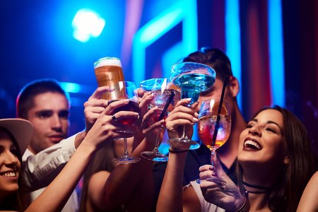שתיית אלכוהול הפכה לאחת מתרבויות הבילוי הנפוצות. צילום: שאטרסטוק