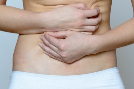 הסימן הראשון והשכיח ביותר הוא כאב בבטן העליונה. צילום: thinkstock
