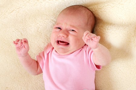 במקרה של אי שקט קיצוני, ייתכן שהתינוק סובל מריפלוקס. צילום: שאטרסטוק