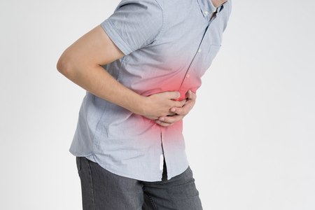 אחד התסמינים האופיינים הוא כאב בטן חד ברום הבטן. צילום: שאטרסטוק