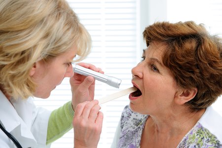 כשיש חשד לגידול בפה או בלוע, יש לפנות לרופא אף אוזן גרון. צילום: שאטרסטוק