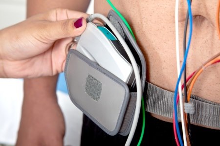 המכשיר מקליט למשך 24 שעות את האותות החשמליים מהלב. צילום: thinkstock