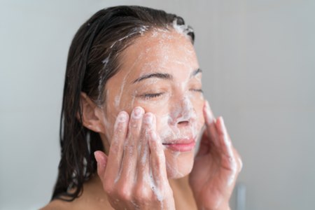 יש להקפיד על נקיון הפנים, שטיפה במים ובסבון פנים מתאים . צילום: שאטרסטוק