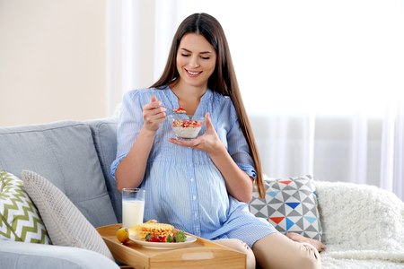 לתזונה של האם יש השפעה משמעותית על בריאות העובר. צילום: שאטרסטוק