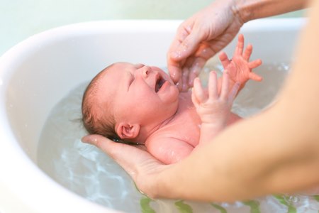 באמבטיות הראשונות התינוק יחוש חוסר ביטחון - ועל כן יבכה. צילום: שאטרסטוק
