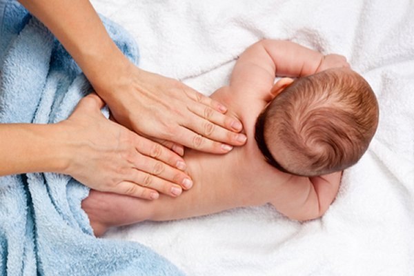 העיסוי מהווה אמצעי תקשורת בין ההורה לבין התינוק. צילום: שאטרסטוק