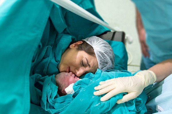 נעשה מאמץ לאפשר לאם לשהות לצד התינוק כבר בחדר הניתוח. צילום: שאטרסטוק