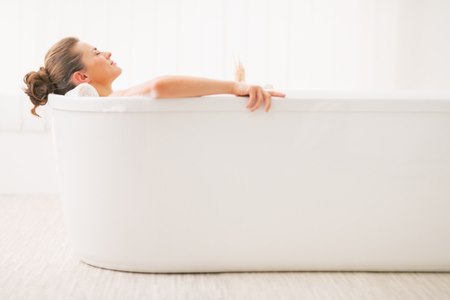 אמבטיות ארוכות עם מים חמים הן רעות לעור הפנים. צילום: שאטרסטוק