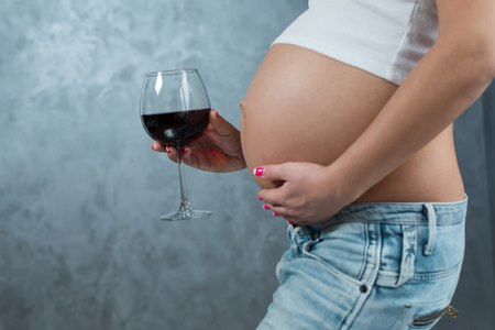 שתיית אלכוהול עלולה לפגוע במוח העוברי בכל שלבי ההריון. צילום: שאטרסטוק