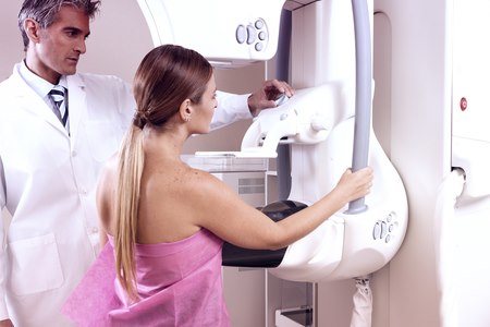 רשם גידול בביצוע בדיקות ממוגרפיה לגילוי מוקדם של סרטן השד. צילום: שאטרסטוק