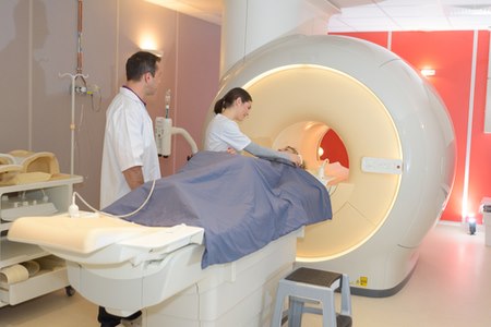 במהלך סריקת MRI, על הנבדק לשכב - מבלי לזוז. צילום: שאטרסטוק