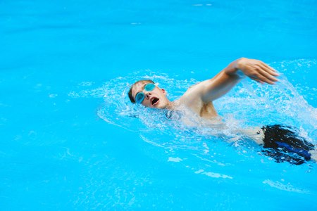 פעילות גופנית בעצימות נמוכה, כמו שחיה, היא מומלצת עבור הגב. צילום: שאטרסטוק