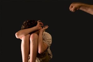מה קורה לילדים להורים מכים?-תמונה