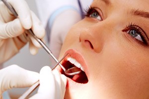 רופאי שיניים נאבקים על הבוטוקס (אילוסטרציה)