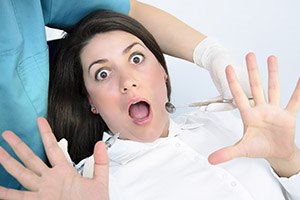 השתלת שיניים בהרדמה מלאה (אילוסטרציה)