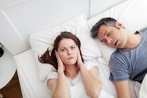 טיפול בנחירות באמצעות התקן דנטלי-תמונה