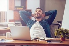 פתאום קם אדם בבוקר וצמחו לו שדיים!-תמונה