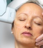 בלי סכינים וללא טיפולים פולשניים: 3 דרכים יעילות וידידותיות למיצוק עור הפנים-תמונה