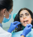 ד"ר מנאר גנטוס – טיפול עם הקשבה וחיוך-תמונה